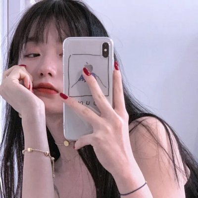 出墙红杏两家春